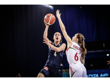Marine Fauthoux et la France au dessus de la Biélorussie - Photo FIBA