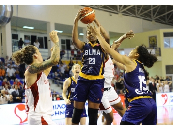 Stephanie Mavunga a brillé face à l'Olympiacos - FIBA