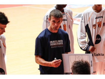 Maxence Flandrin au milieu de ses joueurs - BCM Gravelines