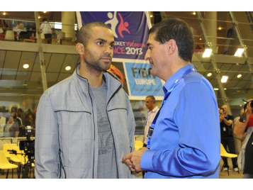 Tony Parker et Jean-Pierre Siutat lors de l'Open LFB 2011 - Photo : Bellenger/IS/FFBB