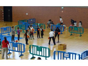 Les ateliers basket ont fait le bonheur des jeunes filles - Photo : Sylvy Hauff