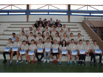 Le groupe lors de la remise des diplômes Le groupe lors de la remise des diplômes