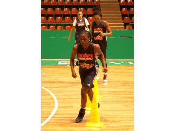 Olivia Epoupa et les Bleues s'entraînent sur le parquet de Beaublanc