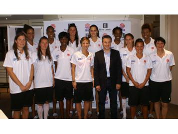 Pierre Burgun, PDG des montres Pierre Lannier, avec les joueuses de l'Equipe de France féminine