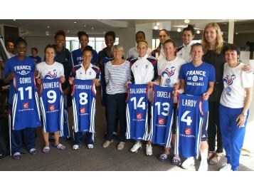 Les 12 joueuses et l'entraîneur avec Irène Guidotti et Isabelle Fijalkowski