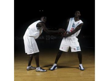 Mike et Flo Pietrus lors de leur dernière saison ensemble sous le maillot de Pau en 2003 - Photo : JF Molliere/FFBB Mike et Flo Pietrus