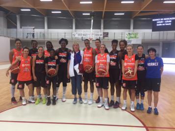 Elizabeth Riffiod avec les Bleues - Photo : FFBB