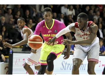 Alpha Kaba sous le maillot de Mega Leks face à Strasbourg - Photo : Elyxandro Cegarra / Panoramic Alpha Kaba