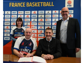 De gauche à droite : Elsa Lafitte (VP KFB), Jérémie Cozzi (Président KFB), Jean-Pierre Siutat (Président FFBB) et Damien Simonnet (Président Société et Mixités)