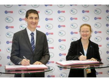 Le Président de la FFBB, Jean-Pierre Siutat avec la directeur général de GDrF, Sandra Lagumina, lors de la signature du partenariat FFBB-GRDF - Photo Grégory Blandel/GRDF