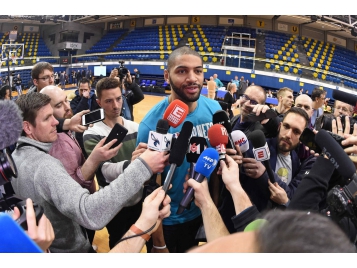 Nicolas Batum a été très sollicité par les médias - Photo : NBAE / Getty Images