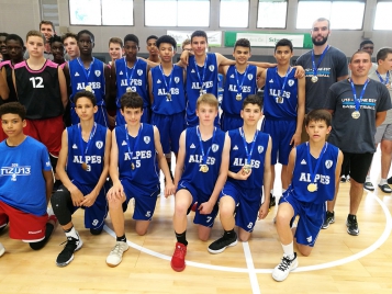 Les U13 de la zone Est avec leurs médailles