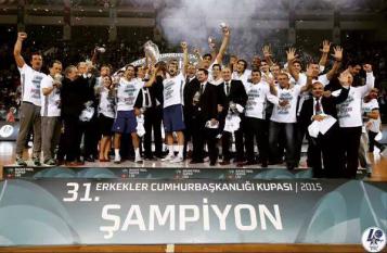 Efes Pilsen remporte le premier trophée de la saison