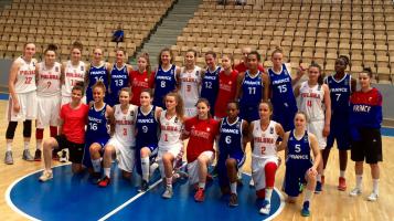 L'Equipe de France U20 féminines avec son homologue polonaise