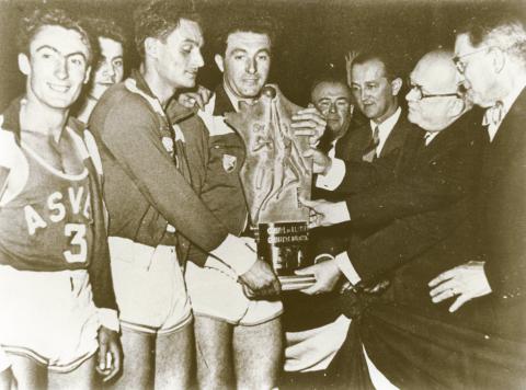 Le Président de la République Vincent Auriol remet la Coupe de France aux Villeurbannais (Crédit photo : Musée du Basket)