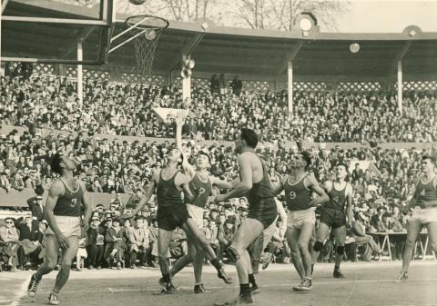 Les Cadets de Chalosse sortent le Stade Français du vice-champion olympique Michel Bonnevie en quart de finale (Crédit photo : Musée du Basket)