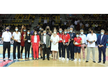 De gauche à droite : Jean-Pierre SIUTAT (président FFBB), Sandra LE DREAN, Nathalie LESDEMA, Edwige LAWSON-WADE, Roxana MARACINEANU (Ministre déléguée aux Sports), Loëtitia MOUSSARD, Sandra DIJON, Audrey SAURET, Alain JARDEL (coach), Isabelle FIJALKOWSKI, Yannick SOUVRE, Dominique TONNERRE, Ivano BALLARINI (assistant), Jacques COMMERES (assistant), Stéphane VOUILLOT (kiné), Gérard MURGUES (médecin), Sabine JURAS (kiné), Gilles DENIS (kiné), Jérôme BAICRY (kiné), Jean-Pierre HUNCKLER (vice-président FFBB). 