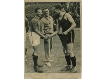 Amicale poignée de main entre les capitaines français et belge, Etienne Onimus (à gauche) et Robert Brouwer, lors de l’échange des fanions.