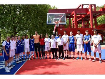 Les jeunes du CFBB avec le président de la commission d'évaluation du CIO, Patrick Baumann entouré d'Emmeline Ndongue et Rudy Gobert