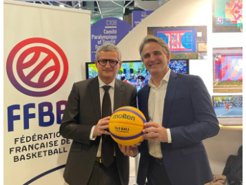 Raphaël De Chaunac, vice-président d'Oreca, et Jean-Pierre Hunckler sur le stand de la FFBB