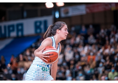 Basket ouverte derrière femme outlet